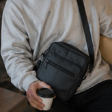 کیف دوشی اسپرت Urban خاکستری در استفاده روزمره